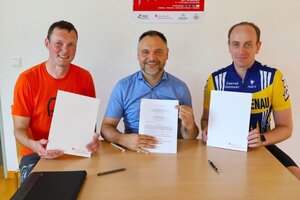 Ostsächsische Sparkasse Dresden, SSV Heidenau und ARTOUR stellen die Weichen für die Zukunft. David Lippmann (ARTOUR), Jan Klemmer (Ostsächsische Sparkasse Dresden) und Daniel Kaiser (SSV Heidenau) unterzeichnen den neuen 3-Jahres-Vertrag.